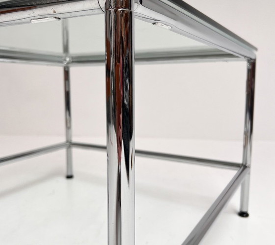 Image 1 of Mesa de centro cuadrada de cristal de 71 x 71 cm, década de 1990.