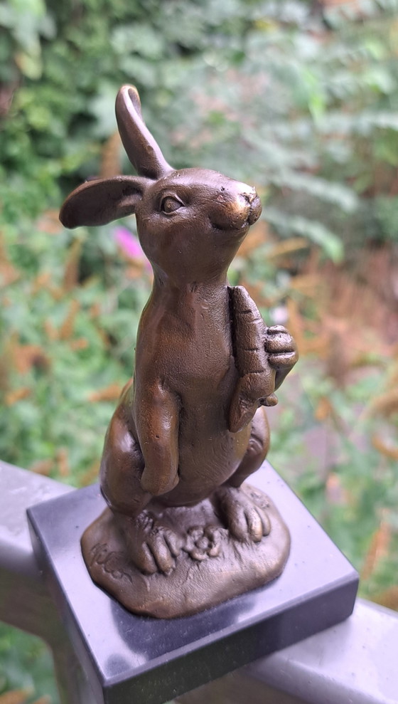 Bronzestatue eines Hasen mit Karotte – Bildhauerei (photo 4 of 9)