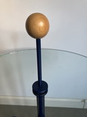 Mesa auxiliar de diseño posmoderno