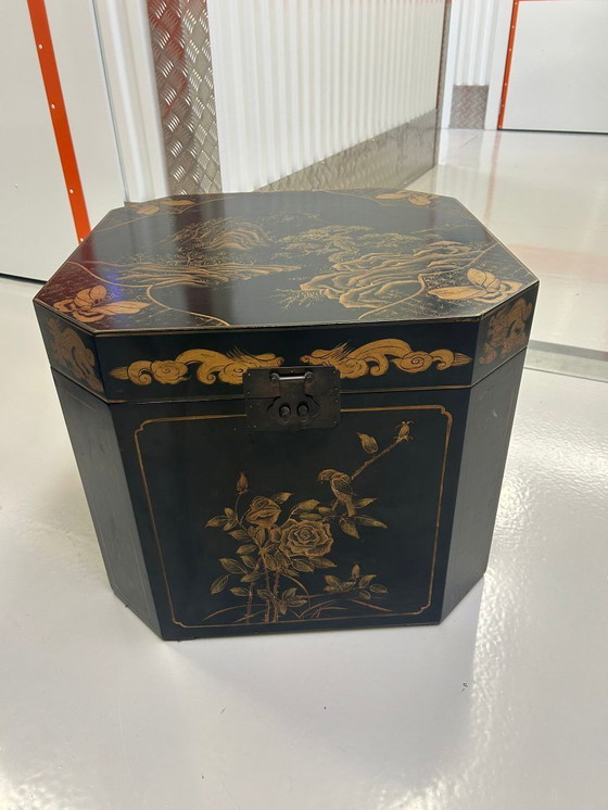 Image 1 of Zwei antike asiatische achteckige Lacktruhen mit goldfarbenen Abbildungen.