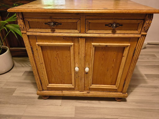 Commode ou chiffonnier ancien en bois de pin