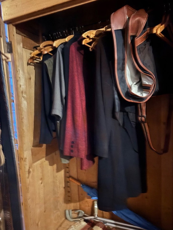 Image 1 of Antieke grenen kast