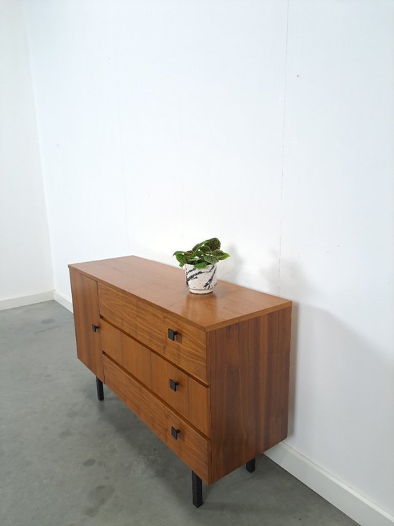 Image 1 of Zapatero con espacio de almacenamiento y tiradores negros.