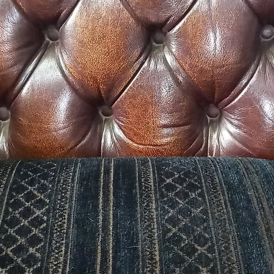 Image 1 of Steigern Sie Ihr Wohngefühl mit diesem beeindruckenden Set Chesterfield-Ohrensesseln aus Kuhfell!