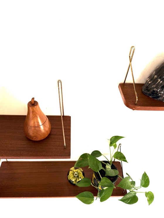 Set of 3 Danish teak & brass wall shelves ‘60 – Shelving unit, Wood (photo 6 of 10)