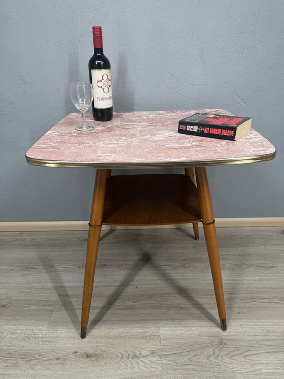 Image 1 of Table d'appoint pivotante vintage – Plateau en formica aspect marbre rose – Style années 50