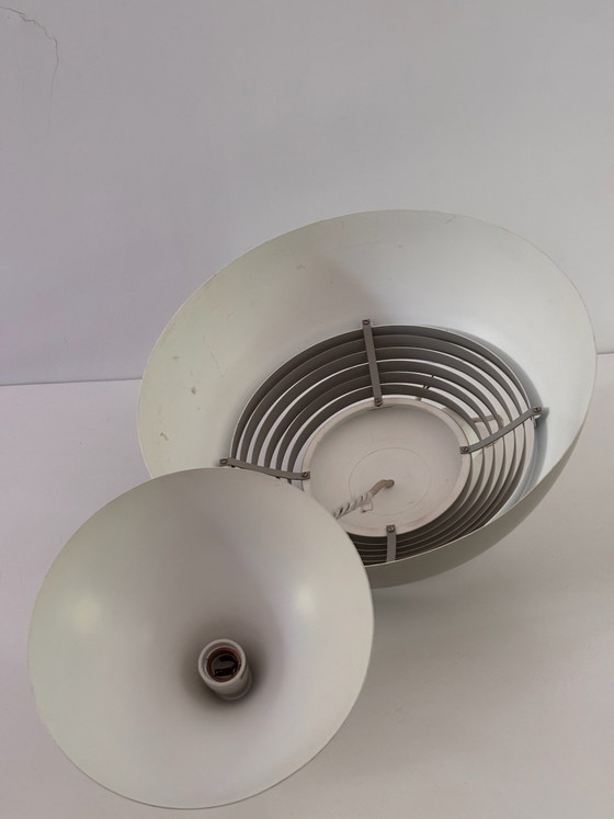 Lampada a sospensione AJ Royal di Arne Jacobsen per Louis Poulsen, 1957, alluminio laccato grigio, design (photo 12 of 14)