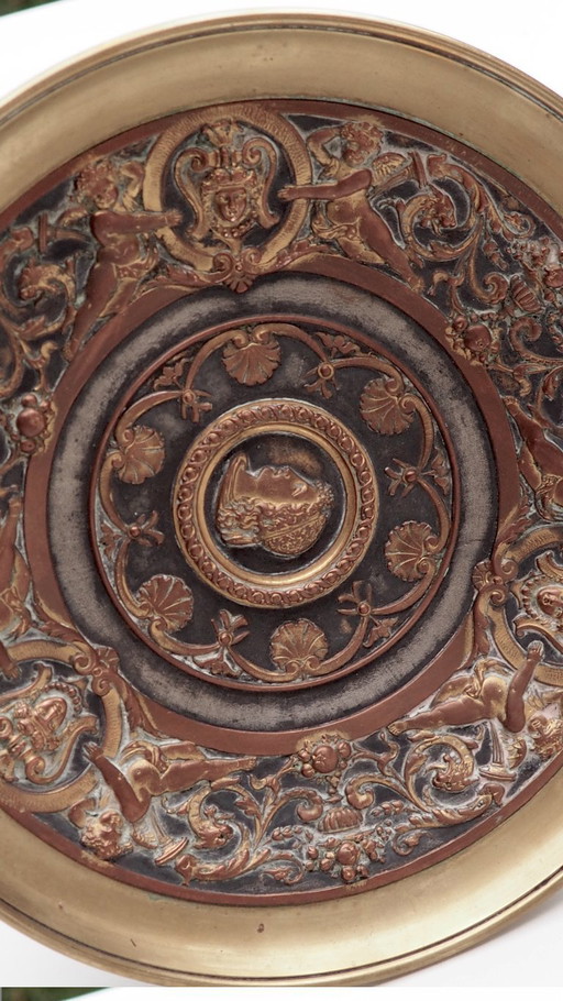 Bronze bowl decorated with cherubs, diameter 20 cm, height 9 cm