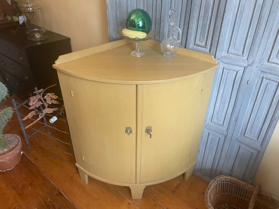 Image 1 of Eckschrank Küchenschrank aus dem 19. Jahrhundert mit gewölbten Türen