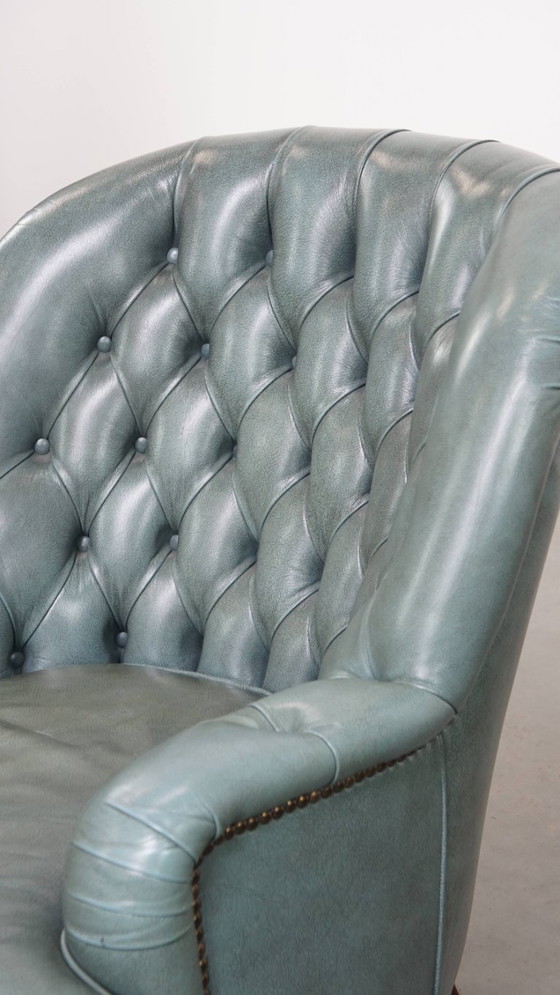 Image 1 of Blauwe chesterfield fauteuil gemaakt van rundleer in Engelse stijl met siernagels