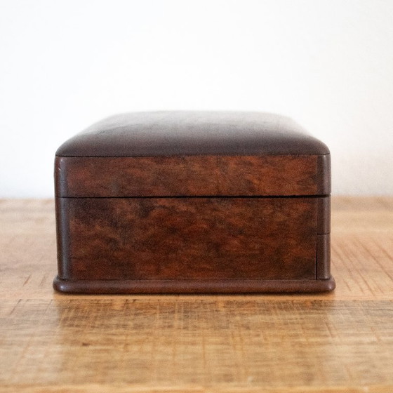 Image 1 of Boîte à bijoux vintage de style moderne du milieu du siècle : bois de noyer aux bords arrondis