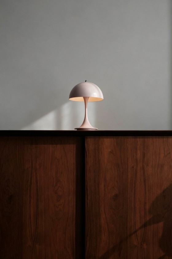 Image 1 of Louis Poulsen Panthella / AJ Tischleuchte | Arne Jacobsen, Klassische skandinavische Schreibtischleuchte