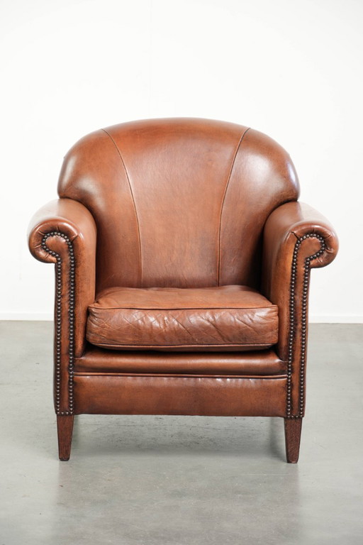 Sillón vintage de piel de oveja con asiento cómodo y acabado con clavos decorativos. – fauteuils, Leather (photo 2 of 14)