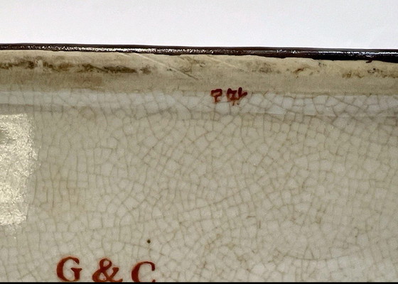 Image 1 of Boîte à bijoux rectangulaire unique en porcelaine, ornée d'un hippopotame en bronze.