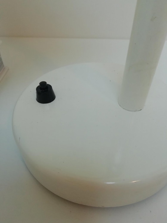 Image 1 of Speelse, witte bureaulamp van Massive Belgie