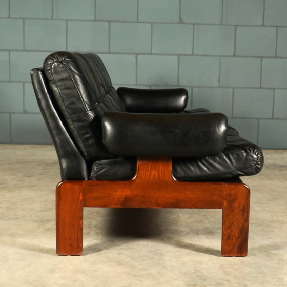 Image 1 of Divano in pelle nera di metà secolo – struttura in legno – anni '60