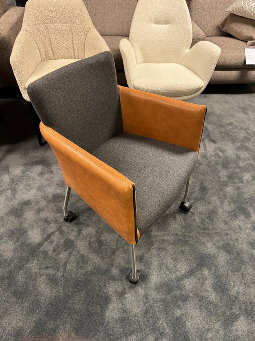 HOLA. Sillón de diseño en cuero y tela.