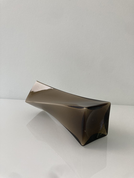 Image 1 of Getordeerd vaasje van bruin rookglas