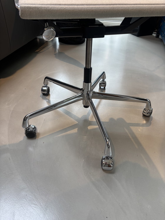 Image 1 of Vitra EA 117 bureaustoel hopsak 2020 ivory / grey