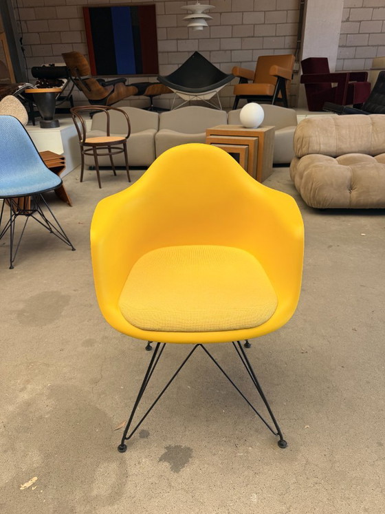 Silla Vitra Eames DAR con cojín fijo (Stock: 3) – Sillas de comedor, Metal, Plastic (photo 9 of 15)