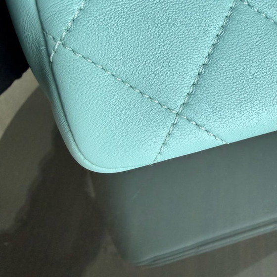 Image 1 of Chanel 2020 Elegante Saison-Klapptasche mit Harzkette – Gestepptes Lammleder in Tiffany-Blau, GHW Nr. 29