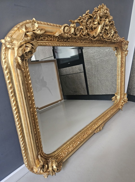 Image 1 of Vergulde spiegel in barokstijl met een gedetailleerde kuif. 