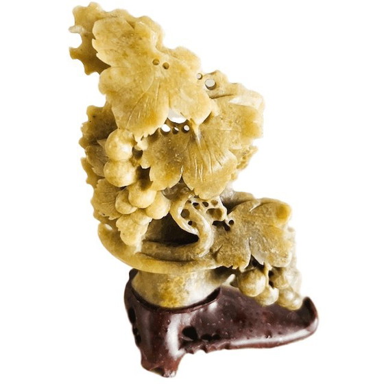 Image 1 of Figurine vintage chinoise en stéatite sculptée à la main représentant une grappe de raisin avec feuilles et raisins, années 1960
