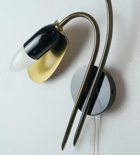 Image 1 of paar wandlampen uit de jaren 50 in mid-century stijl, gemaakt van messing en zwart metaal.