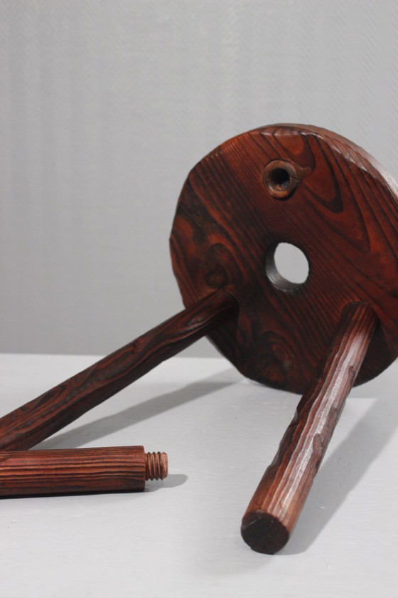 Image 1 of Modernistischer Dreibeinhocker, gebeiztes Kiefernholz, volkstümliches Design, 1950er Jahre