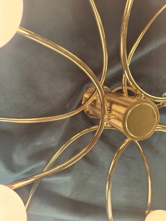 Image 1 of Grote vintage Helestra kroonluchter met 12 melkglazen bollen op een messing frame