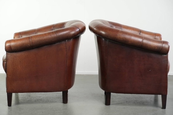 Image 1 of 2x karaktervolle en warme schapenleren clubfauteuil in Engelse chesterfield stijl