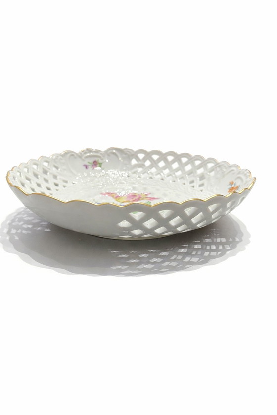 Image 1 of Bol exquis en porcelaine réticulée de Meissen – Décor floral peint à la main – 24,5 cm