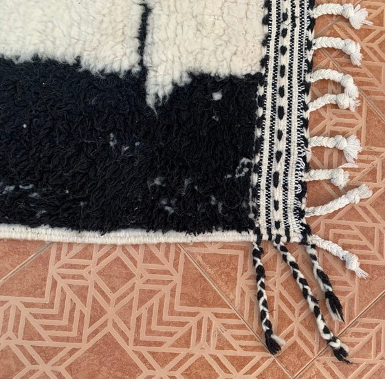Handgewebter Teppich aus reiner Wolle, traditionelle Handwerkskunst, schwarz-weiß, 2/3 m² – Aime Té (photo 7 of 8)