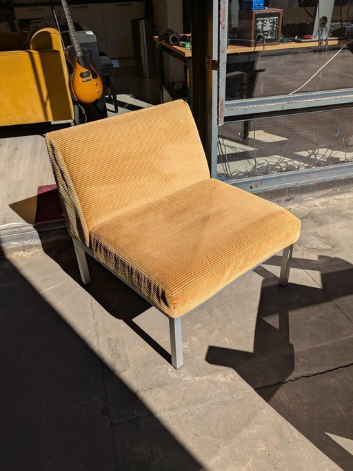 Sillón amarillo de tela acanalada con diseño de los años 70