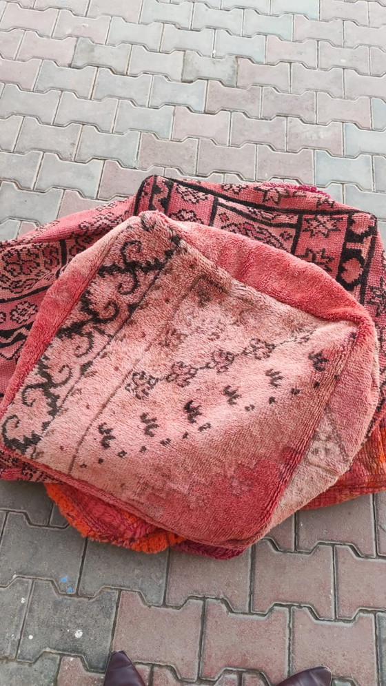Image 1 of Handgemaakte poefs van vintage Marokkaanse tapijten – €120 per stuk