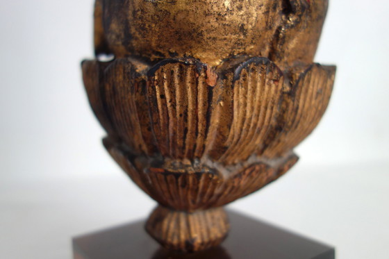 Image 1 of Estatua de madera dorada de un adorador en oración, Birmania, siglo XX