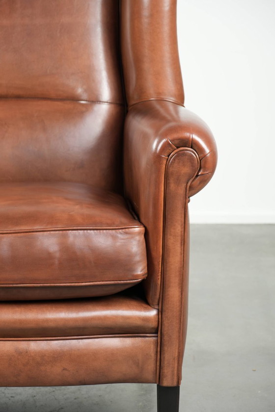 Image 1 of Sillón orejero grande de piel de oveja de estilo inglés clásico, en perfecto estado.