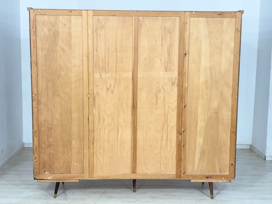 Image 1 of Zeer mooie houten kledingkast/linnenkast uit het midden van de vorige eeuw, in vintage stijl.