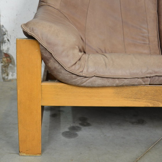 Image 1 of Sofá de cuero con estructura de madera.