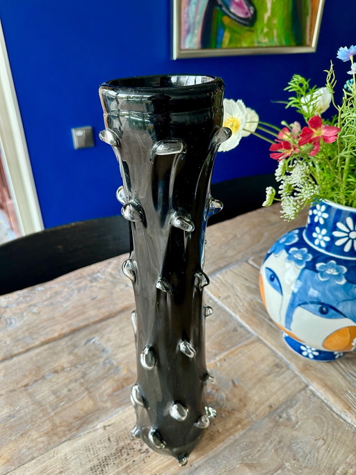 Designobjekt Vase in Tiefschwarz mit durchsichtigen Dornen