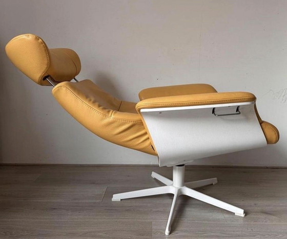 Image 1 of Conform Time Out Lounge Chair — Geel leer