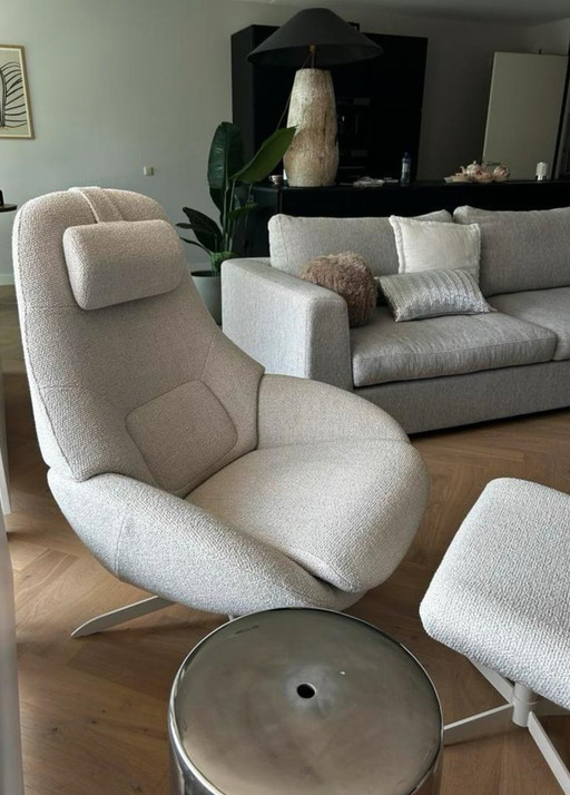 Bolia fauteuil Saga grande en hocker bijzondere editie Monza stof