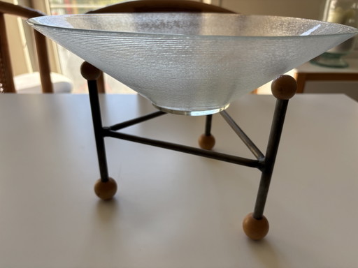 Design schaal op houten onderstel