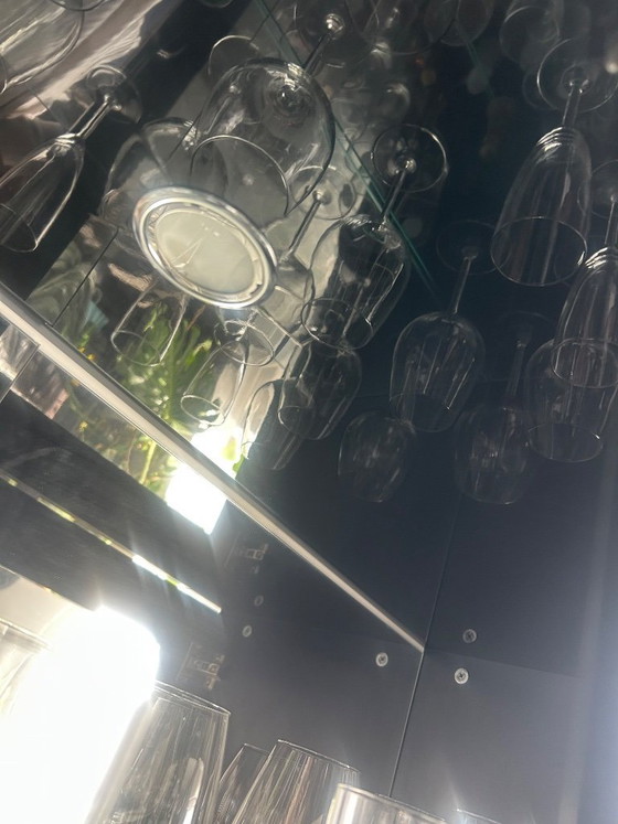Image 1 of Stilvoller schwarzer Vitrinenschrank mit LED-Beleuchtung – italienisches Design