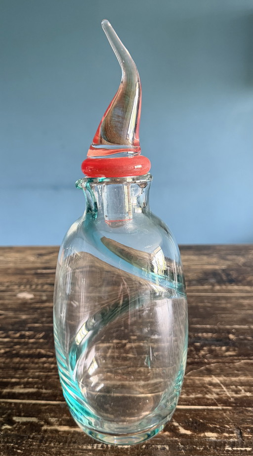 Glaskaraffe mit gedrehtem Muster und farbigem Stöpsel