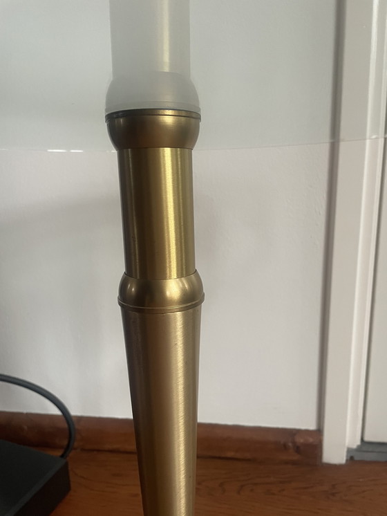 Image 1 of Italienischer Beistelltisch aus dickem, rundem Glas mit Messingbeinen