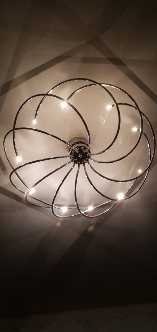 Modern-style ceiling lamp. Creates a beautiful effect on the ceiling. Approximately 85 cm in diameter.