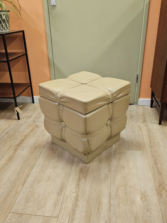 Pouf ottoman vintage avec rangement et repose-pieds, en similicuir beige taupe – Poufs & repose-pieds, Leather (photo 3 of 9)