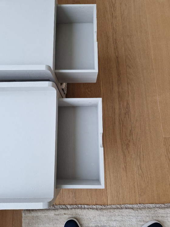 Image 1 of 2 comodini laccati grigio chiaro