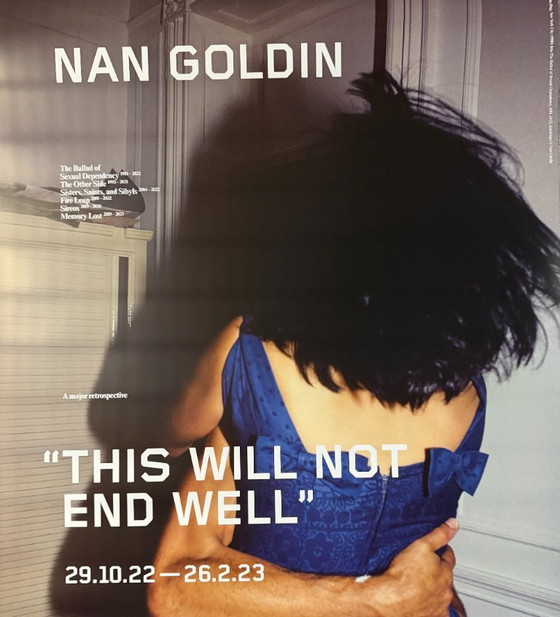 Nan Goldin, The Hug, New York City, 1980, Copyright Nan Goldin, This Will Not End Well, 2022, Poster della (photo 7 of 7)